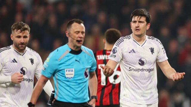 BOURNEMOUTH, ANGLICKO - 20. marca: Harry Maguire z Manchestru United reaguje na rozhodcu Stuarta Attwella po tom, čo dostal červenú kartu počas zápasu Premier League medzi Bournemouthom a Manchestrom United na Vitality Stadium 20. marca 2026 v anglickom Bournemouthe. (Foto: Warren Little/Getty Images)