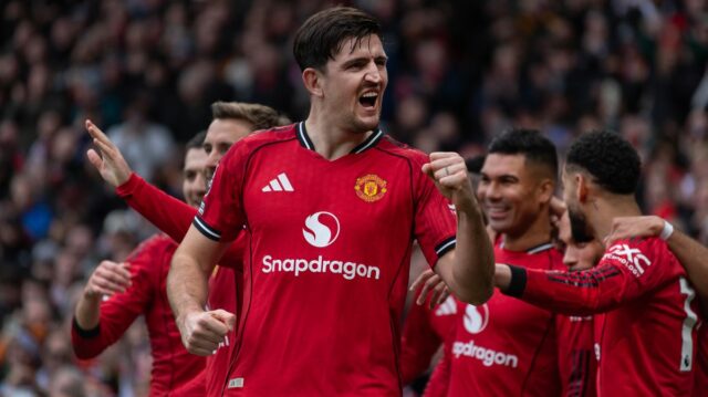 BREAKING: Harry Maguire podpísal novú zmluvu s Man Utd po MANCHESTER, ANGLICKO - 1. FEBRUÁRA: Harry Maguire z Manchestru United oslavuje prvý gól počas zápasu Premier League medzi Manchestrom United a Fulhamom na Old Trafford 1. februára 2026 v Manchestri v Anglicku. (Foto: Visionhaus/Getty Images)