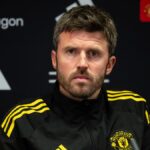 Michael Carrick, manažér Manchestru United, hovorí s Aydenom Heavenom z Manchestru United počas zápasu Premier League medzi Manchestrom United a Crystal Palace na Old Trafford v Manchestri, Spojené kráľovstvo, 1. marca 2026. (Foto: Mark Cosgrove/News Images/NurPhoto cez Getty Images)