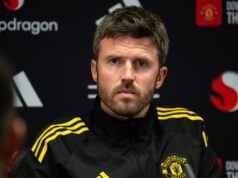BREAKING: Man Utd uštedrilo obrovské zranenie, keď Michael Carrick prinútil prehodnotiť zápas s Chelsea Michael Carrick, manažér Manchestru United, hovorí s Aydenom Heavenom z Manchestru United počas zápasu Premier League medzi Manchestrom United a Crystal Palace na Old Trafford v Manchestri, Spojené kráľovstvo, 1. marca 2026. (Foto: Mark Cosgrove/News Images/NurPhoto cez Getty Images)