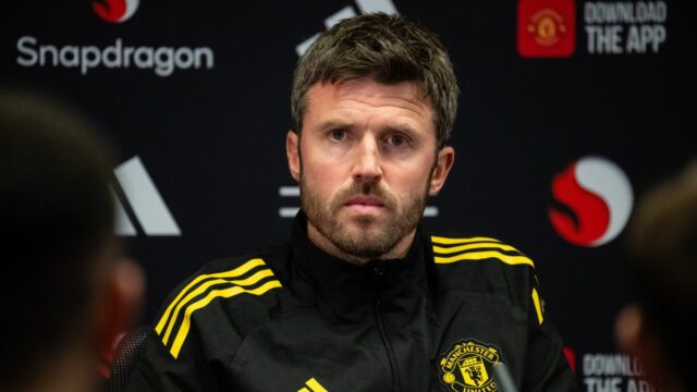 Michael Carrick, manažér Manchestru United, hovorí s Aydenom Heavenom z Manchestru United počas zápasu Premier League medzi Manchestrom United a Crystal Palace na Old Trafford v Manchestri, Spojené kráľovstvo, 1. marca 2026. (Foto: Mark Cosgrove/News Images/NurPhoto cez Getty Images)