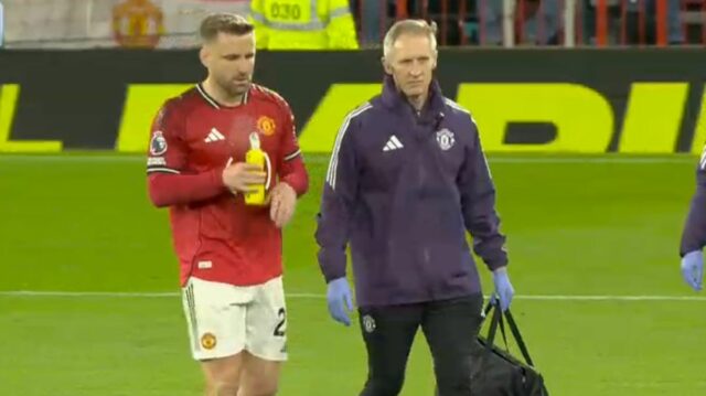 Luke Shaw odišiel so zranením počas zápasu Manchestru United