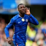 Moises Caicedo gestikuluje