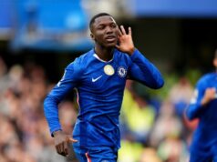 BREAKING: Nový kontrakt Moisesa Caiceda je potvrdený, keďže hviezda Chelsea dáva jasne najavo svoje ciele Moises Caicedo gestikuluje