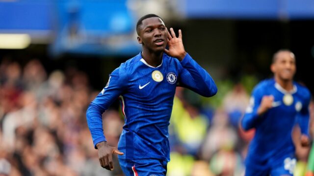 Moises Caicedo gestikuluje