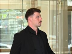 Bad boy hviezda NRL Curtis Scott vyhral na súde po tom, čo on a jeho MAMA údajne napadli tínedžera na nohách. Bývalá hviezda NRL Curtis Scott (na snímke v stredu pred súdom v Sydney) dostal kauciu za prísnych podmienok