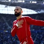 LIVERPOOL, ANGLICKO – 19. APRÍLA: (VYCHÁDZA SLNKO, VONKA SLNKO) Mohamed Salah z Liverpoolu oslavuje strelenie prvého gólu svojho tímu počas zápasu Premier League medzi Evertonom a Liverpoolom na štadióne Hill Dickinson 19. apríla 2026 v Liverpoole v Anglicku. (Foto Liverpool FC/Liverpool FC cez Getty Images)