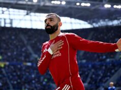Ballboy Evertonu nechal fanúšikov Liverpoolu ohromených po derby zásahu Mohameda Salaha LIVERPOOL, ANGLICKO – 19. APRÍLA: (VYCHÁDZA SLNKO, VONKA SLNKO) Mohamed Salah z Liverpoolu oslavuje strelenie prvého gólu svojho tímu počas zápasu Premier League medzi Evertonom a Liverpoolom na štadióne Hill Dickinson 19. apríla 2026 v Liverpoole v Anglicku. (Foto Liverpool FC/Liverpool FC cez Getty Images)