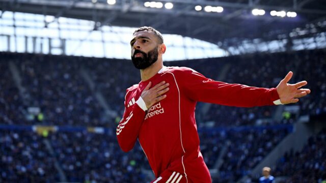 LIVERPOOL, ANGLICKO – 19. APRÍLA: (VYCHÁDZA SLNKO, VONKA SLNKO) Mohamed Salah z Liverpoolu oslavuje strelenie prvého gólu svojho tímu počas zápasu Premier League medzi Evertonom a Liverpoolom na štadióne Hill Dickinson 19. apríla 2026 v Liverpoole v Anglicku. (Foto Liverpool FC/Liverpool FC cez Getty Images)
