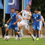 Barcelona čelí veľkému neúspechu v pretekoch o senzáciu tínedžerského stredu poľa