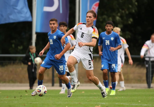 Barcelona čelí veľkému neúspechu v pretekoch o senzáciu tínedžerského stredu Barcelona čelí veľkému neúspechu v pretekoch o senzáciu tínedžerského stredu poľa