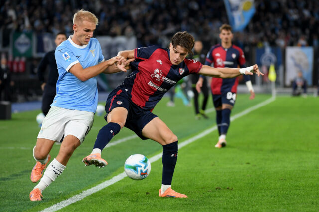 Barcelona sa počas prenasledovania Bastoniho presťahovala za druhého obrancu Serie A
