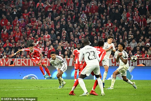 Bayern Mníchov 4-3 Real Madrid (6-4 na agg): Impozantní nemeckí Luis Diaz (vľavo) bol hrdinom Bayernu Mníchov, keď strelil tento víťazný gól proti Realu Madrid
