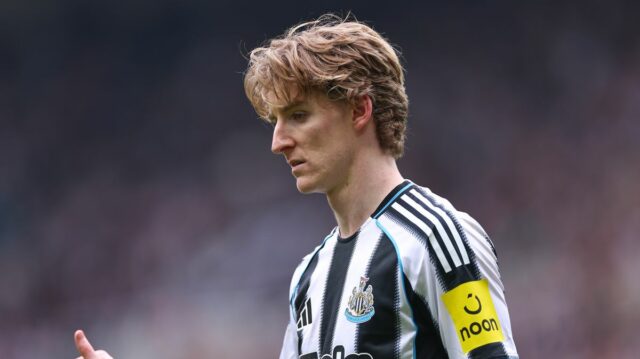 Anthony Gordon počas zápasu Newcastlu