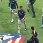 Strela Marcosa Llorenteho z Atlética Madrid zasiahla ruku Bena Whitea z Arsenalu, čo má za následok penaltu (PA)