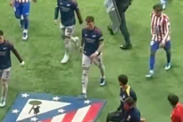 Strela Marcosa Llorenteho z Atlética Madrid zasiahla ruku Bena Whitea z Arsenalu, čo má za následok penaltu (PA)