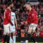 Benjamin Sesko z Manchestru United oslavuje druhý gól svojho tímu so spoluhráčom Brunom Fernandesom