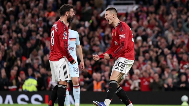 Benjamin Sesko z Manchestru United oslavuje druhý gól svojho tímu so spoluhráčom Brunom Fernandesom