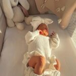 Na snímke novorodená dcéra Bernarda Tomica a Keely Hannah Astara Aurelia, ktorá prišla 5. apríla