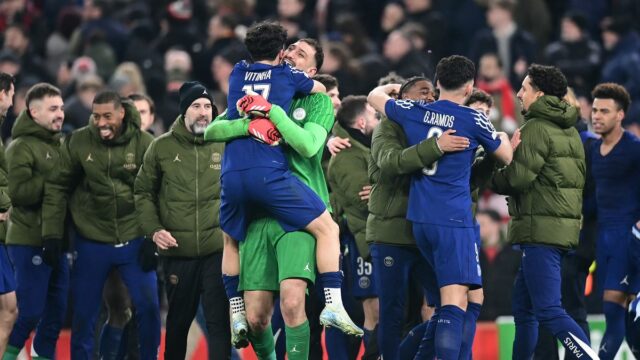 Bezpečnostná služba Liverpoolu sa ponáhľala na ihrisko, keď hráči PSG Ochranka musela zasiahnuť po geste Achrafa Hakimiho na Anfielde, keď PSG v minulej sezóne porazil Liverpool.
