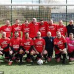 Big Sam je späť! Legenda Bolton sa vrátila do podzemného priestoru, aby trénovala komunitný futbalový tím a propagovala CPR ako súčasť Sky Bet a kampane BHF Every Minute Matters.