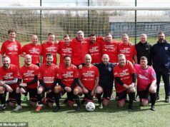 Big Sam je späť! Legenda Boltona sa vrátila do podzemného priestoru, aby trénovala komunitný futbalový tím a podporovala život zachraňujúcu KPR Big Sam je späť! Legenda Bolton sa vrátila do podzemného priestoru, aby trénovala komunitný futbalový tím a propagovala CPR ako súčasť Sky Bet a kampane BHF Every Minute Matters.