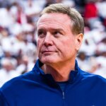 Bill Self sa zaviazal trénovať kansaský basketbal v sezóne 2026-27