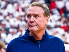 Bill Self sa zaviazal trénovať kansaský basketbal v sezóne 2026-27 Bill Self sa zaviazal trénovať kansaský basketbal v sezóne 2026-27