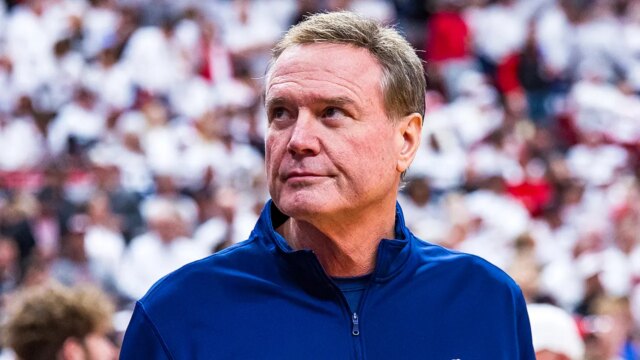 Bill Self sa zaviazal trénovať kansaský basketbal v sezóne 2026-27
