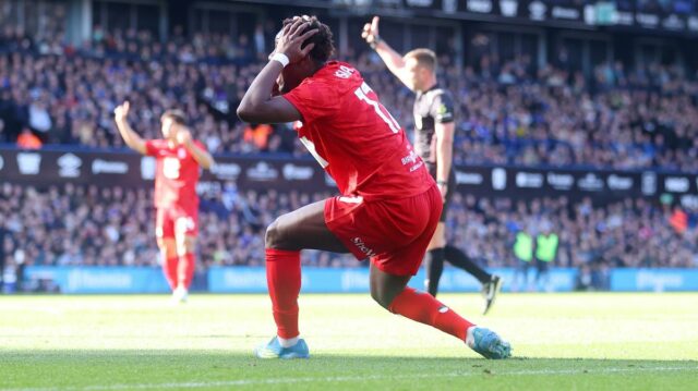 Ibrahim Osman z Birmingham City reaguje 