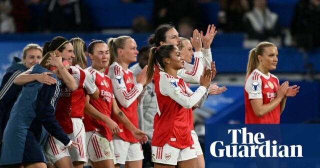 Liga majstrov UEFA žien – štvrťfinále – druhý zápas – Chelsea vs Arsenal Futbalový futbal – Liga majstrov UEFA žien – štvrťfinále – 2. zápas – Chelsea vs Arsenal – Stamford Bridge, Londýn, Veľká Británia – 1. apríla 2026 Mariona Caldenteyová z Arsenalu oslavuje po zápase so spoluhráčmi po zápase Martinylan REUTERS/D