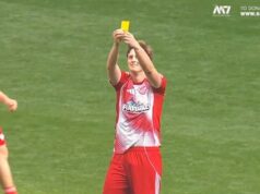 Bizarný moment, hviezda YouTube zapálila žltú kartu v charitatívnom zápase Sidemen vo Wembley – po tom, čo ju bývalý rozhodca Premier League zabil Max Fosh si nemienil ľahnúť a prijať žltú kartu v charitatívnom zápase Sidemen