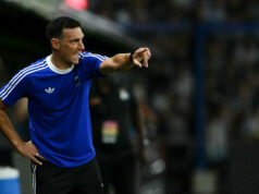 Bizarný moment: na Scaloniho tlačovú konferenciu sa vkradne fanúšik Download app from appStore