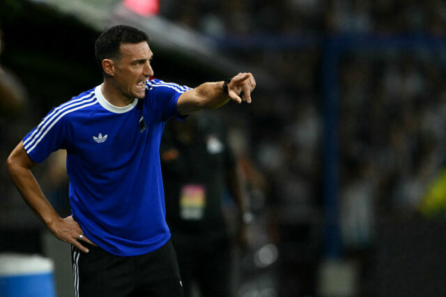 😳 Bizarný moment: na Scaloniho tlačovú konferenciu sa vkradne fanúšik Download app from appStore