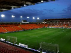 Blackpool oznámil smrť fanúšika po tom, čo bol zápas na 30 minút prerušený z dôvodu lekárskej pohotovosti Celkový pohľad na Bloomfield Road