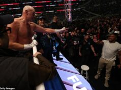 Bojová dohoda medzi Tysonom Furym a Anthonym Joshuom je PODPÍSANÁ: AJ oznamuje svoj návrat k boxu po autonehode, ktorá zabila jeho priateľov – skôr ako skončí 10-ročné čakanie na zápas s Furym Tyson Fury (vľavo) a Anthony Joshua podpísali zmluvu na boj, tvrdí Turki Alalshikh