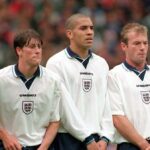 Anglicko tvorí obranný múr, keď Japonsko zahrávalo priamy kop na Umbro Cupe vo Wembley