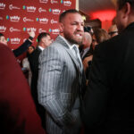 Prezident UFC Dana White (C) oddeľuje Natea Diaza (vľavo) a Conora McGregora (vpravo) počas ich váženia na UFC 202 v MGM Grand Conference Center 19. augusta 2016 v Las Vegas, Nevada.