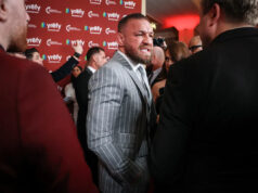 Bojuje Conor McGregor ešte tento rok? Čo vieme Prezident UFC Dana White (C) oddeľuje Natea Diaza (vľavo) a Conora McGregora (vpravo) počas ich váženia na UFC 202 v MGM Grand Conference Center 19. augusta 2016 v Las Vegas, Nevada.