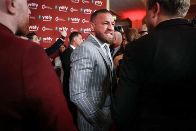 Bojuje Conor McGregor ešte tento rok? Čo vieme Prezident UFC Dana White (C) oddeľuje Natea Diaza (vľavo) a Conora McGregora (vpravo) počas ich váženia na UFC 202 v MGM Grand Conference Center 19. augusta 2016 v Las Vegas, Nevada.