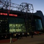 Nová brazílska futbalová hviezda Barcelony Ronaldinho balansuje s loptou na ramene počas svojej oficiálnej prezentácie na štadióne Nou Camp v Barcelone, 21. júla 2003. AFP FOTO JOSE JORDAN (Fotografia by mala čítať JOSE JORDAN/AFP cez Getty Images)