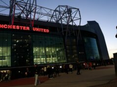 ‚Bol som 48 hodín od vstupu do Man Utd – ale jeden telefonát zmenil všetko‘ Nová brazílska futbalová hviezda Barcelony Ronaldinho balansuje s loptou na ramene počas svojej oficiálnej prezentácie na štadióne Nou Camp v Barcelone, 21. júla 2003. AFP FOTO JOSE JORDAN (Fotografia by mala čítať JOSE JORDAN/AFP cez Getty Images)