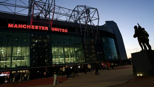 Nová brazílska futbalová hviezda Barcelony Ronaldinho balansuje s loptou na ramene počas svojej oficiálnej prezentácie na štadióne Nou Camp v Barcelone, 21. júla 2003. AFP FOTO JOSE JORDAN (Fotografia by mala čítať JOSE JORDAN/AFP cez Getty Images)