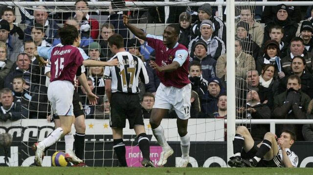 Hráči West Hamu oslavujú gól proti Wolves