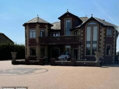 Boxerská hviezda Tyson Fury odhaľuje, že bol nútený opustiť vilu za 1,7 milióna libier po tom, čo „šialený“ votrelec preskočil 40-metrový plot, aby konfrontoval svoju rodinu a žiadal, aby ho pri bizarnom incidente Adoptovali. Tyson Fury bol nútený opustiť svoje sídlo v Morecambe kvôli votrelcom v dome