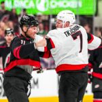 Brady Tkachuk a Jordan Staal bojujú počas úvodného súboja play off NHL