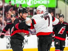 Brady Tkachuk a Jordan Staal bojujú počas úvodného súboja play off NHL Brady Tkachuk a Jordan Staal bojujú počas úvodného súboja play off NHL