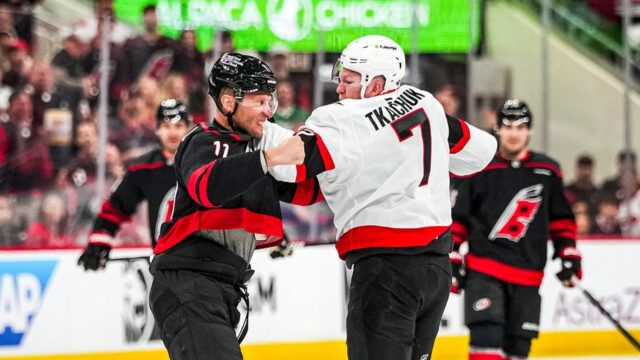 Brady Tkachuk a Jordan Staal bojujú počas úvodného súboja play off NHL
