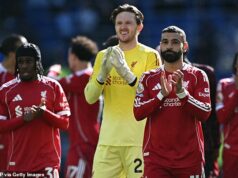 Brankár Liverpoolu Freddie Woodman, ktorý je treťou voľbou, sa chystá na predĺženie v tíme, keď sa Reds dozvedeli rozsah zranenia Giorgia Mamardashviliho po tom, čo opustil Merseyside Derby na nosidlách. Freddie Woodman (v strede) po zraneniach Alissona a Giorgia Mamardashviliho čaká predĺžený zápas za Liverpool.