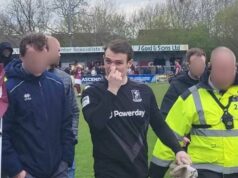 Brankára ochranka odprevadila z ihriska po tom, čo počas zápasu udrel fanúšika Brankár Enfield Town Joe Wright odchádza z ihriska po zápase National League South s Chelmsford City
